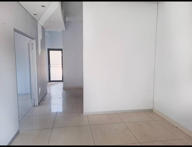 84M² OFFICE FOR SALE IN LOMBARDY ESTATE